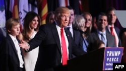 도널드 트럼프(가운데) 미국 대통령 당선인이 지난달 9일 대선 결과가 확정된 직후 뉴욕 힐튼 미드타운 호텔에서 가족들이 지켜보는 가운데 승리 연설을 하고 있다.