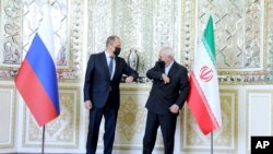 استقبال محمد جواد ظریف، وزیر امور خارجه ایران، از سرگئی لاوروف، وزیر خارجه روسیه، در تهران. ۱۳ آوریل ۲۰۲۱