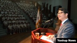 한국의 류길재 통일부 장관이 29일 오전 모교인 용문고등학교에서 통일을 주제로 특강을 하고 있다.