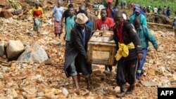 Vanhu vakatakura mutumbi wemumwe wevakashaya mutsaona yedutumupengo Cyclone Idai kuNgangu, kuChimanimani, mudunhu reManicaland.