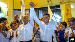 馬爾代夫反對派候選人薩利赫（左三）宣布勝選（2018年9月24日）
