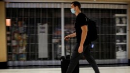 A traveler walks through O'Hare International Airport ahead of the Thanksgiving holiday in Chicago, Illinois, U.S., November 20, 2021. (REUTERS/Brendan McDermid)