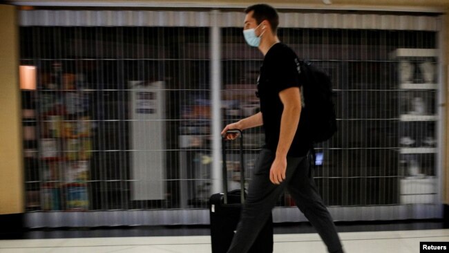 A traveler walks through O'Hare International Airport ahead of the Thanksgiving holiday in Chicago, Illinois, U.S., November 20, 2021. (REUTERS/Brendan McDermid)