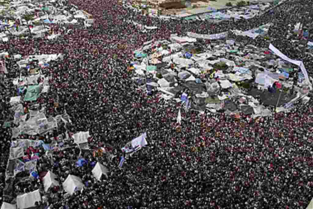 Centenares de personas celebran en la Plaza Tahir la renuncia de Mubarak.