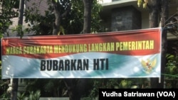 VOA-Spanduk dukung pembubaran HTI (foto: Yudha Satriawan/VOA)