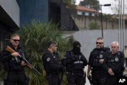 Guardias federales frente al Departamento de Policía Federal en Curitiba, Brasil, esperan la llegada del expresidente Luiz Inacio Lula da Silva en Curitiba, Brasil, donde se espera que se entregue para comenzar a cumplir su condena de prisión de 12 años por soborno. Abril 6 de 2018.