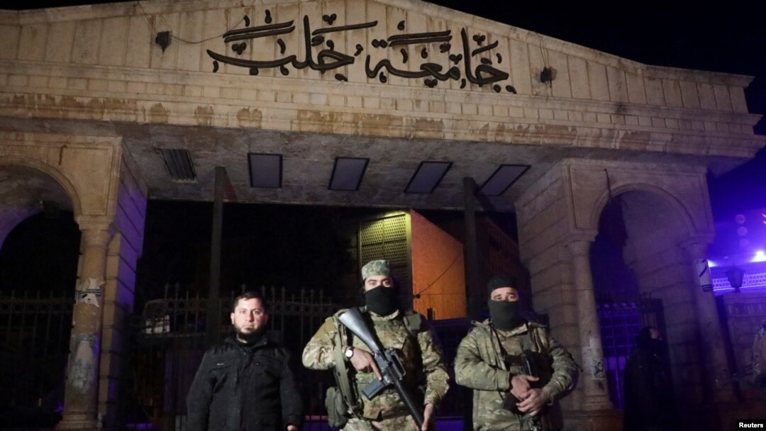 Combatientes de la oposición siria se sitúan frente a la Universidad de Alepo, después de que los rebeldes opuestos al presidente sirio, Bashar al-Assad, dijeran que habían llegado al corazón de Alepo, Siria, el 30 de noviembre de 2024.
