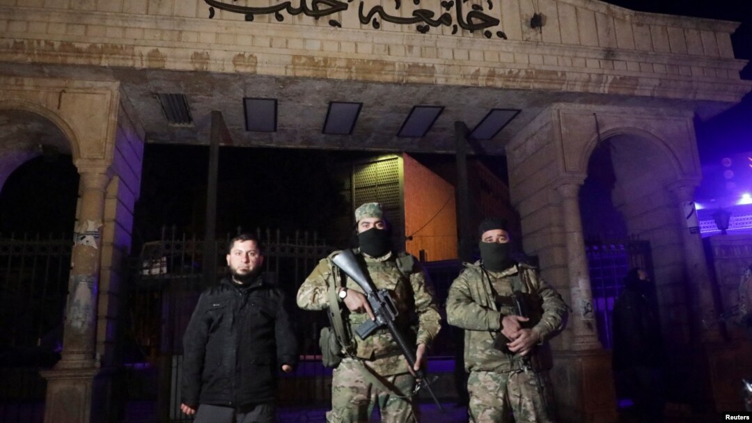 Suriye’de dengeler Heyet Tahrir el Şam’ın Halep’i ele geçirip Hama’ya dayanmasıyla değişti. Ankara durumu, Suriyeli mülteciler ve YPG endişesi sebebiyle dikkatle takip ediyor. Türkiye, İran ve Rusya’nın Doha’da biraraya gelmesi bekleniyor. 