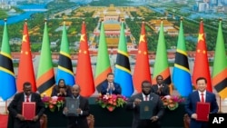 Dari kiri: Presiden Tanzania Samia Suluhu Hassan, Presiden China Xi Jinping, dan Presiden Zambia Hakainde Hichilema seusai penandatanganan nota kesepahaman proyek revitalisasi jalur kereta api Otoritas Tanzania-Zambia, di Beijing, 4 September 2024. (Zhai Jianlan/Xinhua via AP)