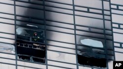 消防队员在川普大厦火灾受损的50楼窗口