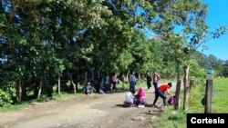 En el puesto integrado de Corinto se registra el ingreso de grupos pequeños de personas, quienes están siendo asistidos por personal del Instituto Guatemalteco de Migración, Policia Nacional Civil y Ejercito de Guatemala. Foto: Instituto Guatemalteco de Migración.