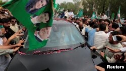 Supporters of former Pakistani Prime Minister Nawaz Sharif crowd around his car as his convoy leaves Islamabad, Pakistan, Aug. 9, 2017. 