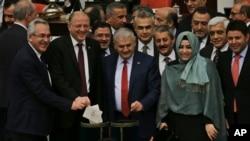 터키의 비날리 일드림 총리가 21일 의원들과 함께 개헌안에 대한 표결을 실시하고 있다.