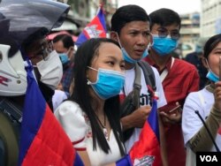 កញ្ញា​ ជា គន្ធីន​ វ័យ​១៨ ឆ្នាំ​ រាប់ពី​ខាង​ឆ្វេង​ដៃ ឈរ​នៅ​កណ្តាល។ (ហ៊ុល រស្មី/វីអូអេ)
