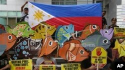 တရုတ်သံရုံးရှေ့မှာ ဆန္ဒပြနေကြတဲ့ ဖိလစ်ပိုင်နိုင်ငံသားများ။