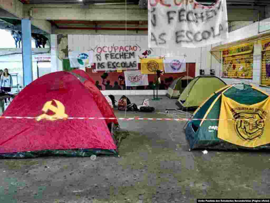 Estado entrou na Justiça para pedir reintegração de posse das escolas, mas tribunal rejeitou pedido, afirmando que estudantes não querem tomar posse do prédio, mas apenas negociar. 