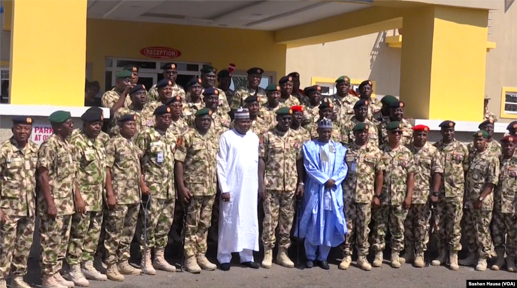 Babban Hafsan Hasoshin Najeriya LT. Yusuf Tukur Buratai ya Karrama wasu sojojin Najeriya a Maiduguri, Nuwamba 29, 2017