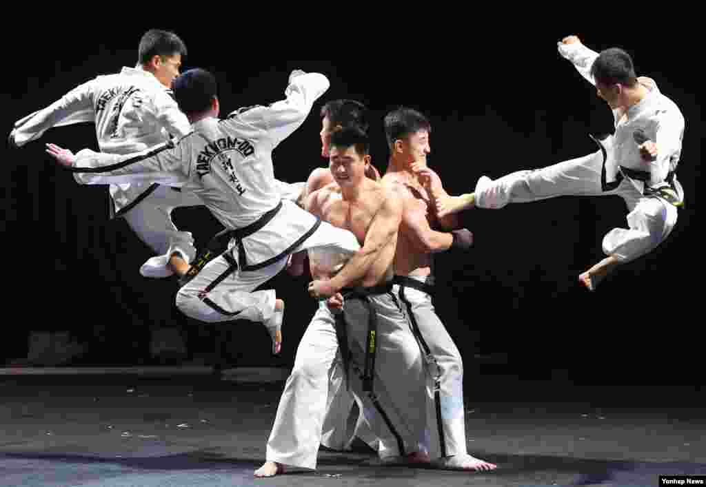 국제태권도연맹(ITF ) 북한 태권도시범단이 28일 서울 강남구 국기원에서 화려한 시범을 선보이고 있다.