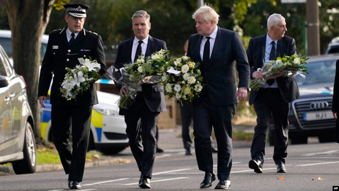Britanski premijer Boris Johnson i lider opozicione Laburističke partije Keir Starmer nose cvijeće na mjestu ubistva poslanika Davida Amessa, u mjestu Leigh-on-Sea, Essex, Engleska, 16. oktobar 2021.