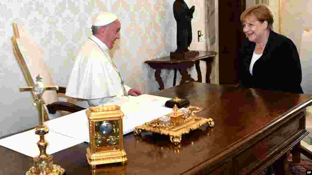 Le pape Francois et la chancelière allemande Angela Merkel lors de leur audience privée, le 17 juin 2017.