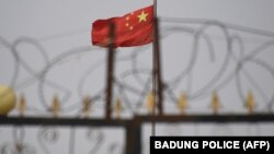 2019年6月4日中國新疆喀什南部住宅區中的中國國旗。