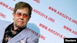 ARCHIVO - El músico británico Elton John durante una rueda de prensa en la 22a Conferencia Internacional sobre el SIDA en Amsterdam, Países Bajos, el 24/7/18.