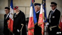 Des vétérans harkis font la queue lors d'une cérémonie aux Invalides, à Paris, le 25 septembre 2018.