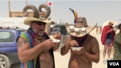 Burning Man, eksperimen komunitas yang menolak kapitalisme. 