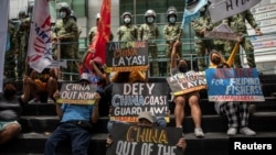 2021年7月12日，在菲律賓馬卡蒂市，國際仲裁法院裁定北京對南海海域的歷史主張無效五週年之際，維權人士在菲律賓警方看守的中國領事館外舉行抗議活動。