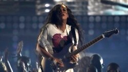 H.E.R. saat tampil pada acara "BET Awards" di Los Angeles, 27 Juni 2021 (Foto: AP).