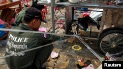 Polisi Thailand memeriksa lokasi ledakan dalam demonstrate anti-pemerintah di distrik Khao Saming, propinsi Trat, 23 Februari 2014. 