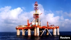 Giàn khoan dầu của Tổng công ty Dầu khí Hải dương Trung Quốc ở Biển Ðông. (Ảnh: Reuters)