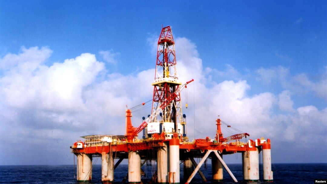 Salah satu anjungan Tiongkok di Laut Cina Selatan (Foto: dok). Pemerintah Tiongkok mulai mengoperasikan anjungan pengeboran minyak laut dalamnya dan memulai pengeboran hingga kedalaman 1.500 meter.