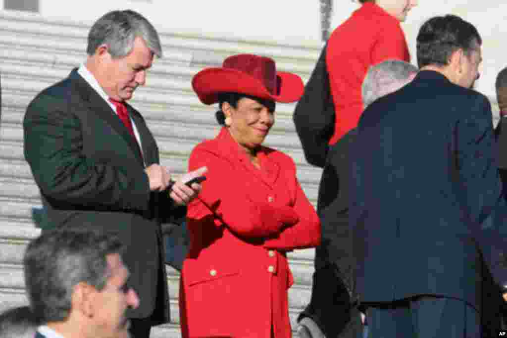 新科女议员耀眼的红帽子