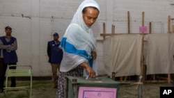 Seorang pemilih memberikan suara dalam pemilu di sebuah TPS di Addis Ababa, Ethiopia (foto: ilustrasi). 