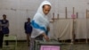 Une femme vote lors des élections générales éthiopiennes à Addis-Abeba, en Éthiopie, dimanche 24 mai 2015.