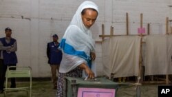 Une femme jette son vote aux élections générales de l'Éthiopie à Addis-Abeba, en Éthiopie, le dimanche 24 mai 2015.