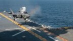 Chiếc F-35B đang đáp xuống tàu tấn công đổ bộ USS Wasp. Trung Quốc vừa từ chối yêu cầu cho tàu này cập cảng Hồng Kông.
