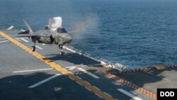 Chiếc F-35B đang đáp xuống tàu tấn công đổ bộ USS Wasp. Trung Quốc vừa từ chối yêu cầu cho tàu này cập cảng Hồng Kông.