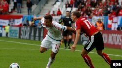 Krisztian Nemethde la Hongrie, à gauche, aux prises avec Florian Klein de l'Autriche lors du match du groupe F de l’Euro 2016 entre l'Autriche et la Hongrie au Stade de Bordeaux à Bordeaux, France, 14 Juin 2016. epa/ RUNGROJ YONGRIT