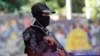 Una agente enmascarada de la Policía Nacional Bolivariana de Venezuela hace guardia en Petare, Caracas, el 22 de enero de 2025. 