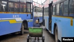 Des bus stationnés à la gare municipale de Bengaluru, en Inde, le 8 septembre 2015