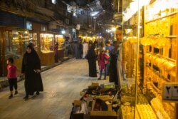 In a market in Manbij, Syria, locals say they have adapted to the rule of four different forces in the past eight years, and will continue to adapt if there is another change of leadership, Aug. 30, 2019. (VOA/Y. Boechat)