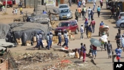Polisi Zimbabwe melakukan patroli untuk mengawasi penerapan lockdown di Harare, 7 April 2020. 