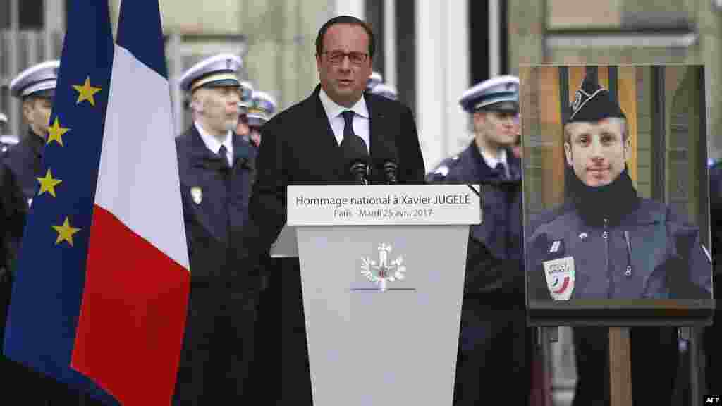 Le président français François Hollande rend hommage à Xavier Jugelé, le policier abattu sur les Champs-Élysées, lors d'une cérémonie à la Préfecture de police de Paris, le mardi 25 avril 2017.