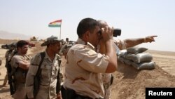 Pasukan Kurdi Peshmerga mengawasi pinggiran kota Gwer untuk memantau pergerakan militan ISIS (foto: dok). AS melatih dan mempersenjatai pasukan Kurdi Irak.