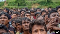 Wakimbizi wa Rohingya wakiwa tayari wamevuka mpaka wa Burma wakitafuta hifadhi Bangladesh