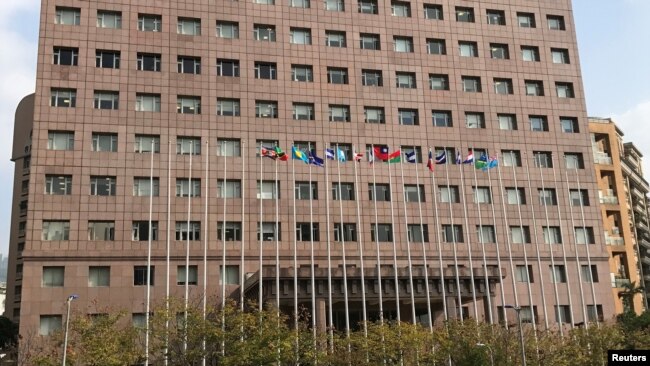 台湾邦交国所罗门群岛的旗帜(右二)在台北一座各国外交使团使用的大楼前飘扬。(2016年12月23日)