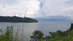 Danau Poso di desa Toinasa, Kecamatan Pamona Barat, Kabupaten Poso, Sulawesi Tengah. Sabtu (11/12/2021). (Foto:VOA/Yoanes Litha)