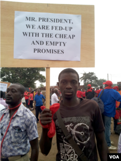 A Ghanaian worker at a protest march organized by the Trades Union Congress of Ghana, Accra, Ghana, 24th July 2014. (Joana Mantey/VOA News)